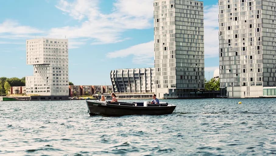 Sloop sailing in Almere.