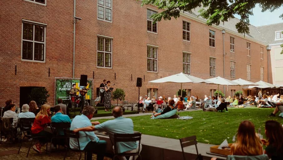 Jazz in de Plantage people enjoying live music in the H'ART Museum garden
