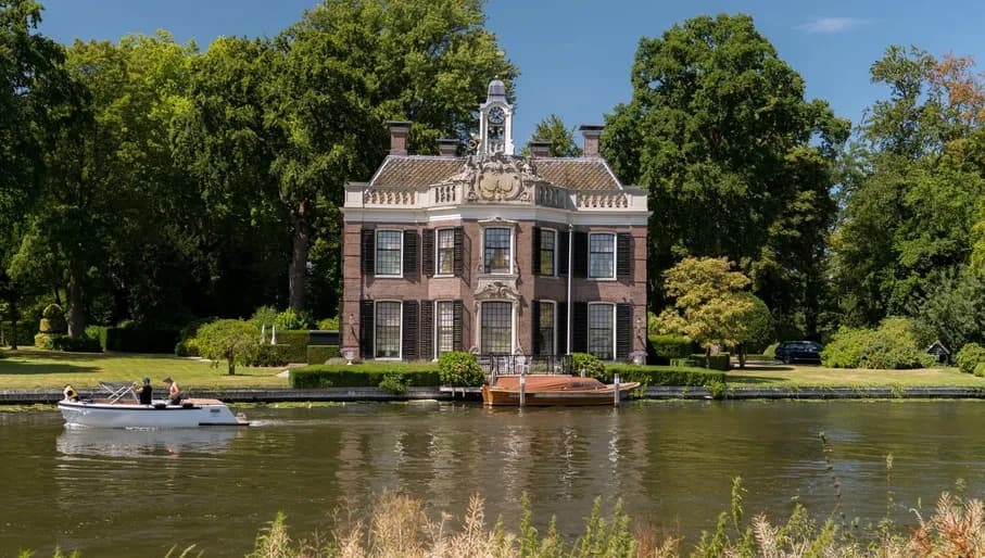 Countryhouse alongside the river Vecht.