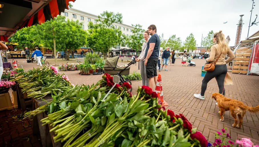 People shopping at the Stadionplein market.