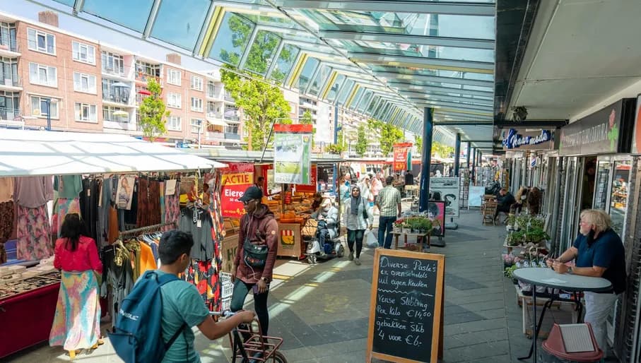 People shopping at the Tussen Meer market