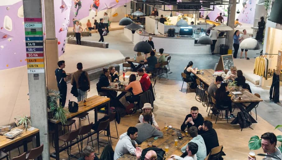 People sitting in Beest Boulders Het Lab