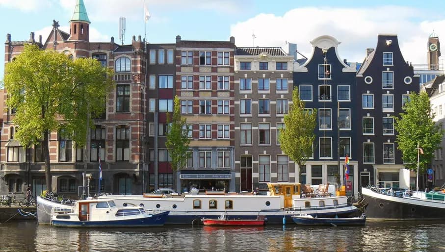 BookaHouseboat houseboat accommodation on the canal on the Amstel