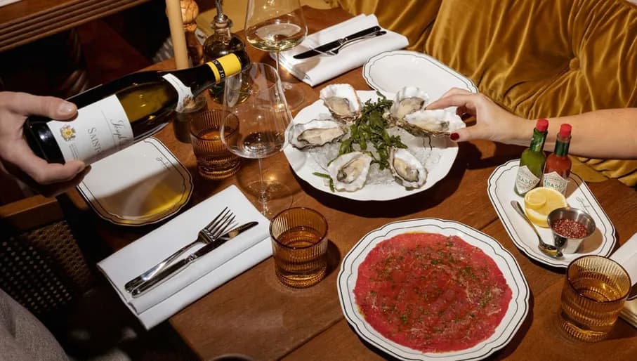 Oysters and wine at restaurant Jondani on Beethovenstraat